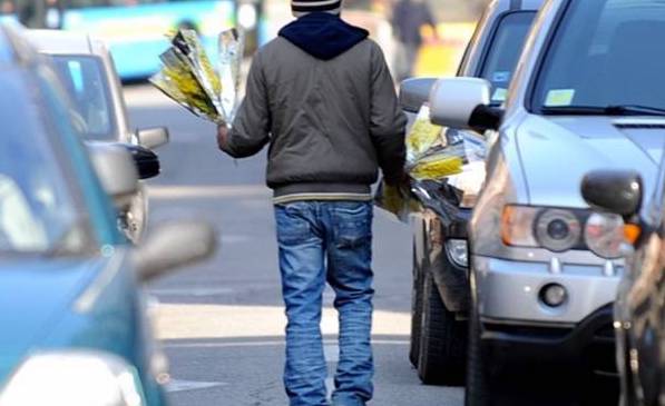 Venditori abusivi di mimose a Pozzuoli: Trinchillo (Confcommercio) chiede “tolleranza zero” ai vigili urbani