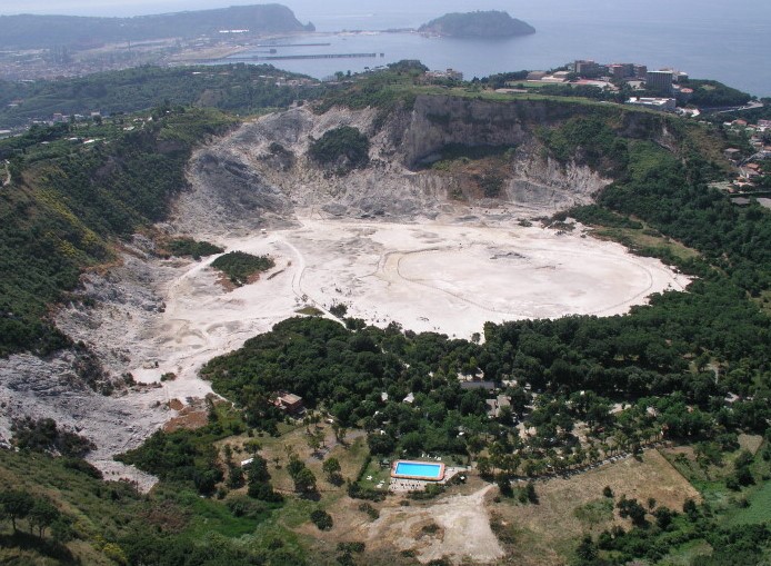 Campi Flegrei: “La crosta della caldera si sta indebolendo ma non ci sono prove di una prossima eruzione”