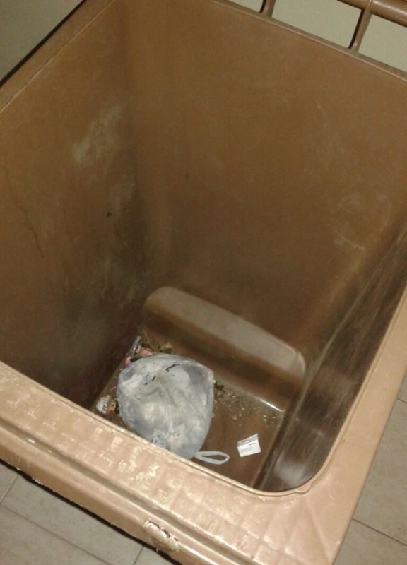 “Cara De Vizia, se non vuoi pulire il bidone, almeno rimettici il bustone!”