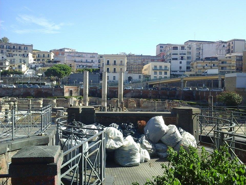 Ore 10: cartolina di “munnezza” dal Tempio di Serapide
