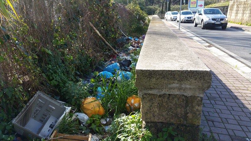 Rifiuti abbandonati a due passi dall’isola ecologica: vince l’inciviltà