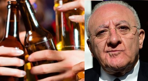 De Luca in versione proibizionista: vieta gli alcolici da asporto dopo le 22 in tutta la Campania