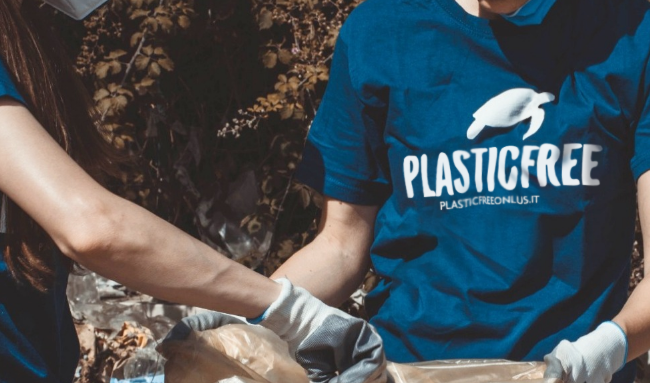 Giovani volontari domenica sul lungomare per raccogliere plastica e rifiuti