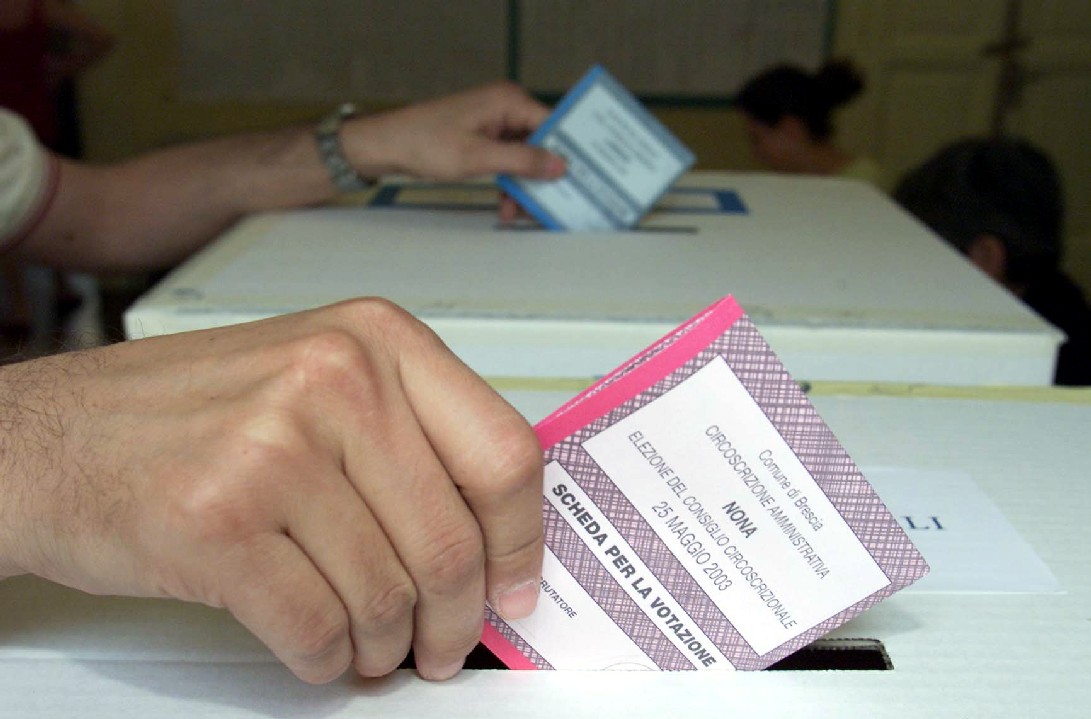 “Figliolia, togli le deleghe  agli assessori candidati!”