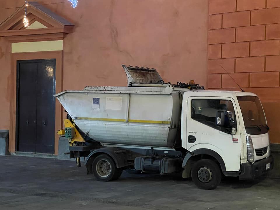 CARTOLINE DA POZZUOLI/ Un nuovo “arredo urbano” per la nuova chiesa di Santa Maria…