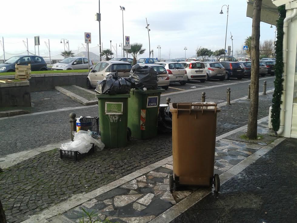 Rifiuti sul lungomare: due domande a Figliolia e Cammino