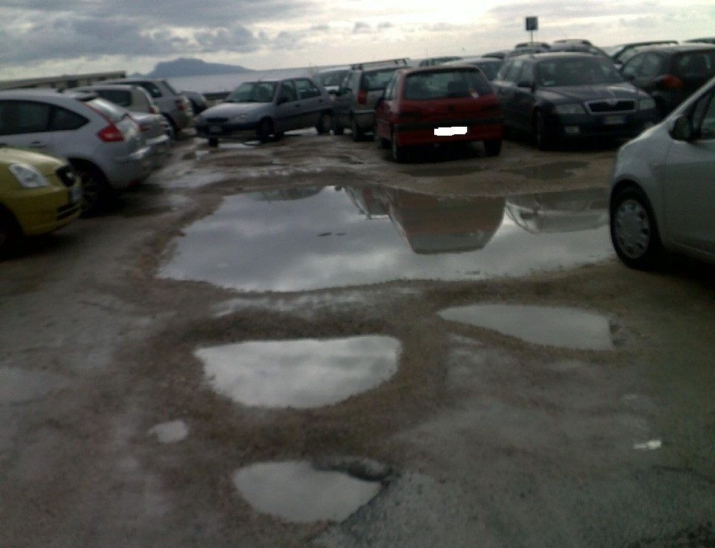 “Il Comune non si vergogna di pubblicizzare un parcheggio ridotto così?”