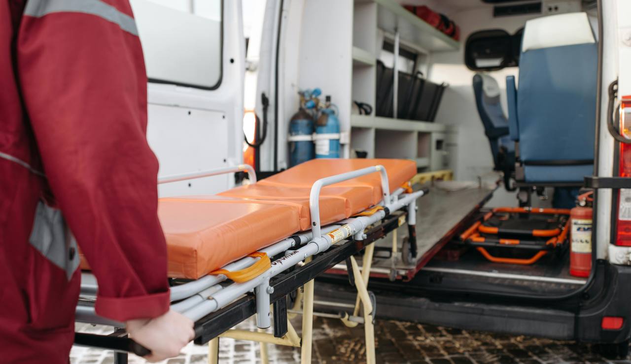 Orrore in Campania, donna accoltellata sotto casa sua | Gravi ferite in tutto il corpo: ecco dove è successo