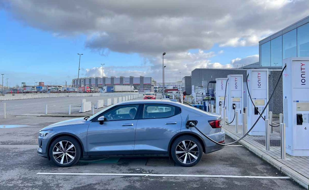 Auto elettriche bye bye, ecco finalmente il motore ad acqua | SVOLTA EPOCALE: un pieno costerà due lire