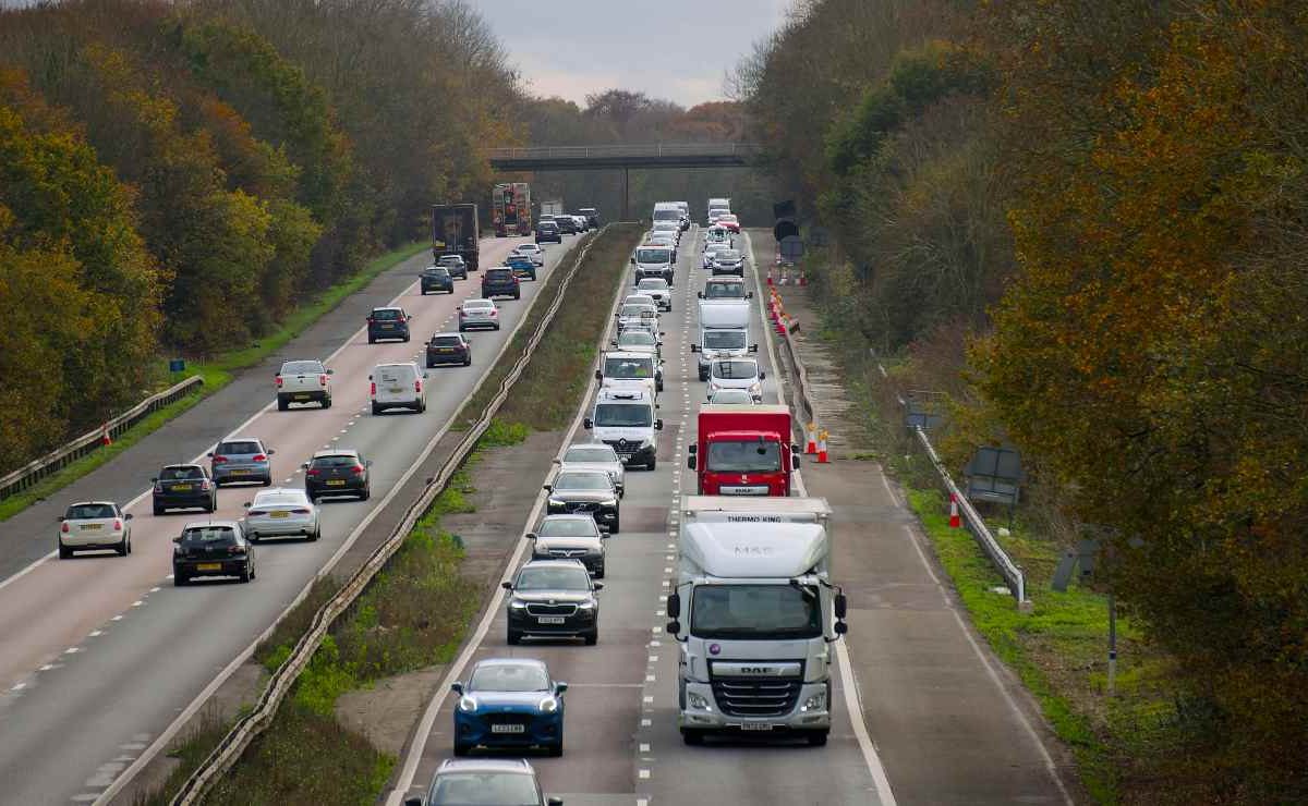 Autostrada, limite di velocità 50 km/h | Sembra assurdo ma è UFFICIALE: in queste giornate funzionerà così