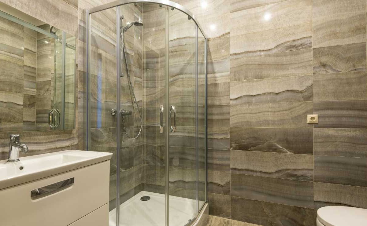 Cabina doccia, il calcare mi ha tormentato per anni | Per fortuna ho scoperto un rimedio: ancora ringrazio chi me l’ha detto