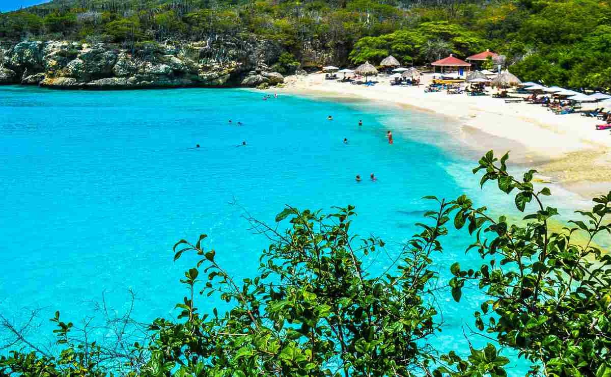 Sembrano i Caraibi, ma ci troviamo a 2 ore da Napoli | Sabbia bianca e acqua cristallina