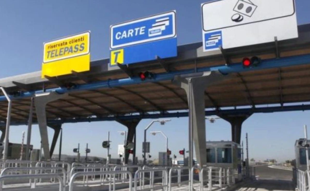 Ore fermo in coda al casello | Dal 2026 arriva il rimborso dei pedaggi: il numero di minuti dopo il quale ti ridanno i soldi