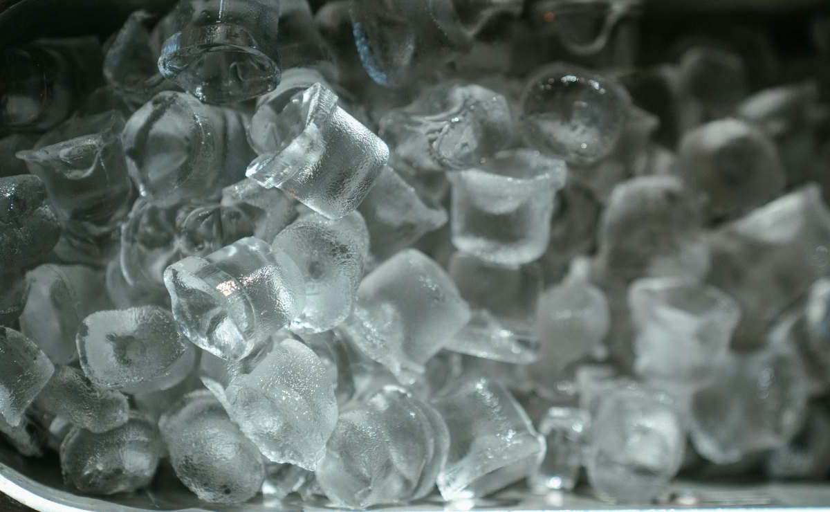 Ghiaccio nel water, se ci provi una volta lo farai a vita | Il risultato è sconvolgente: ecco a cosa serve