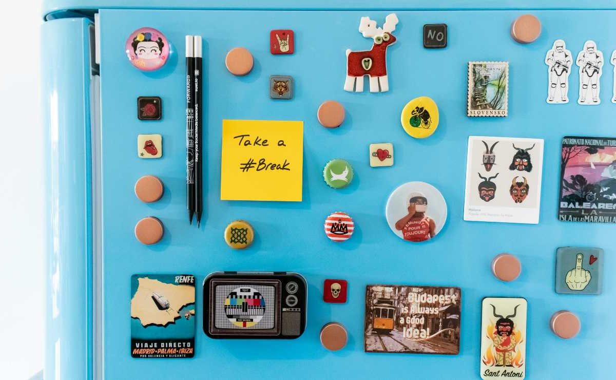 Frigorifero, togli tutte le calamite | Stai correndo un pericolo enorme: ecco perché è un grave errore