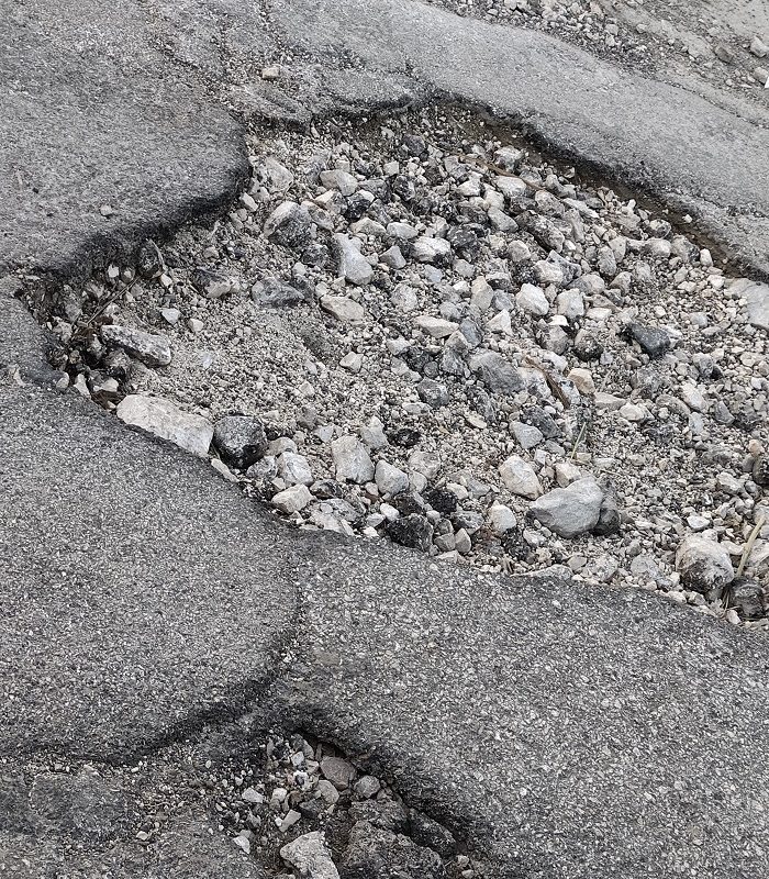 “Strade distrutte dopo le piogge: cosa si aspetta a rattoppare almeno le buche?”