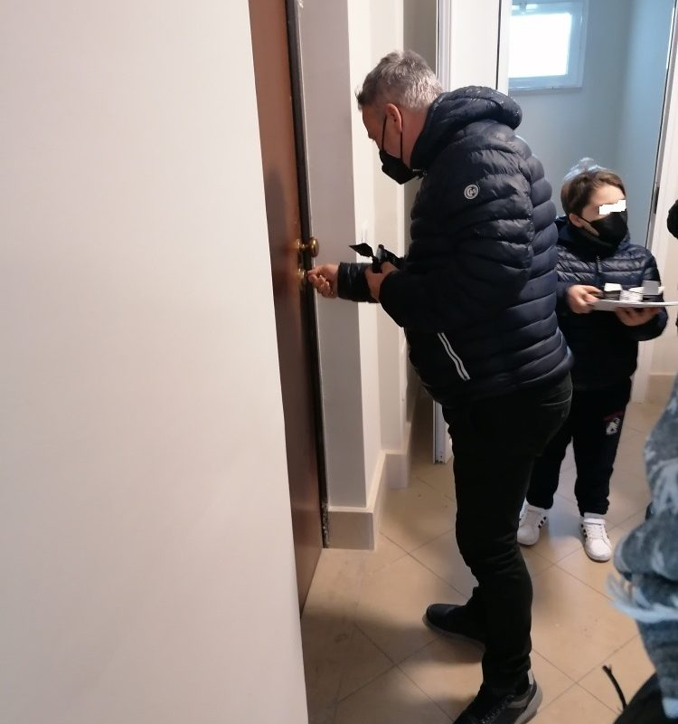 LE FOTO/ 80 alloggi di Monterusciello: consegnate le chiavi ai legittimi assegnatari