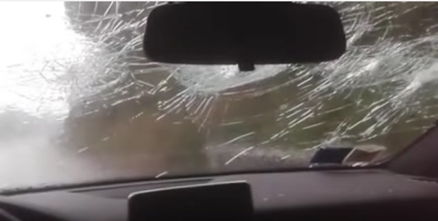 IL VIDEO/ Intrappolato in macchina dalla grandinata, filma la distruzione della sua auto!