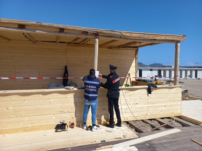 Abusi edilizi in un lido: sei denunciati