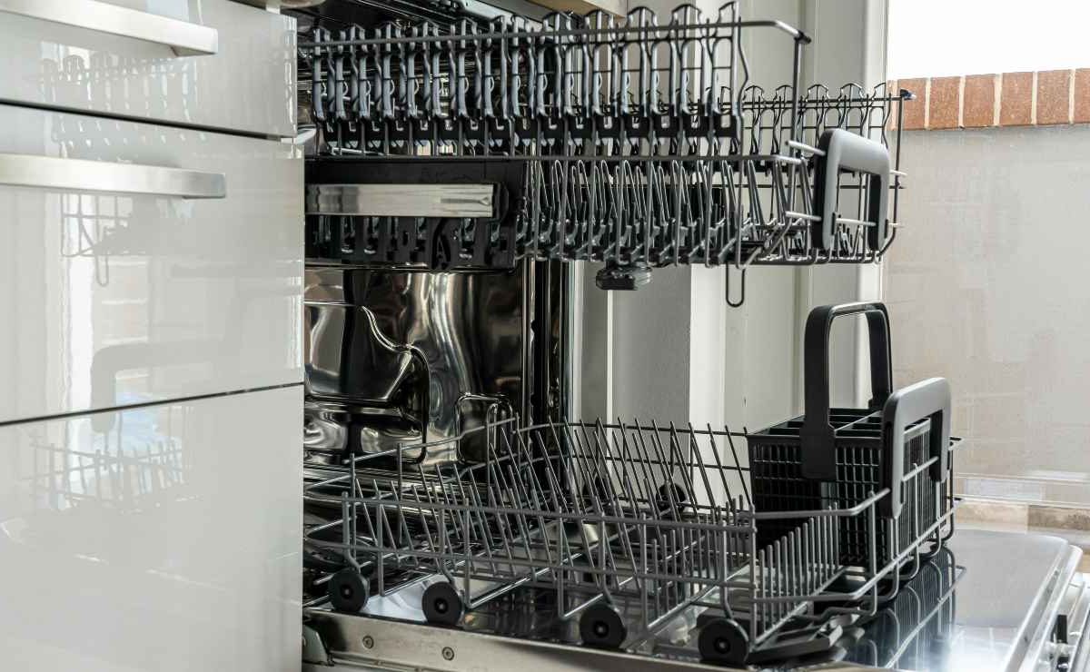 Bollette dimezzate grazie alla lavastoviglie | Da quando l’ho scoperto lo faccio ogni giorno: a fine mese mi avanzano i soldi