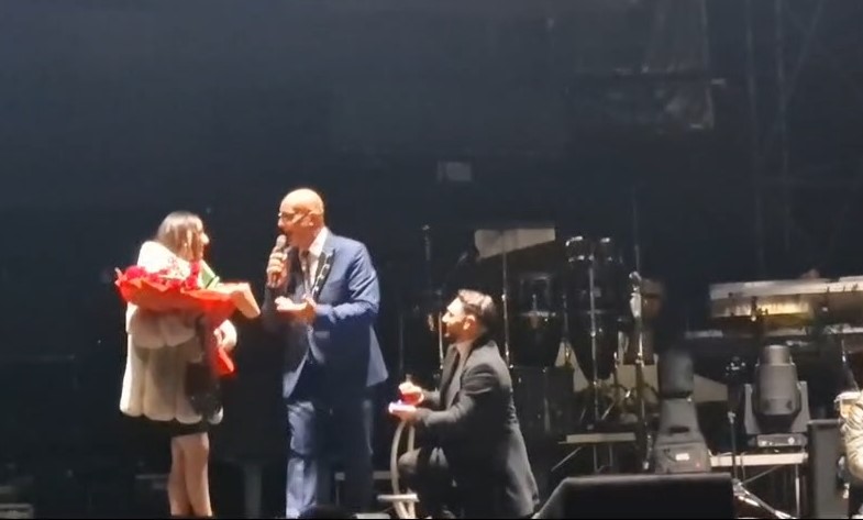 VIDEO/ Le chiede di sposarlo dal palco del Concertone di Capodanno