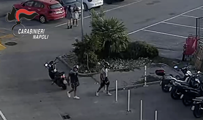 VIDEO/ Motorini rubati nel parcheggio del “Quarto Nuovo”: due arresti