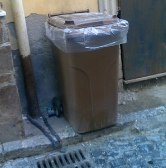 Bidoni puzzolenti: nell’appalto non c’è il lavaggio!