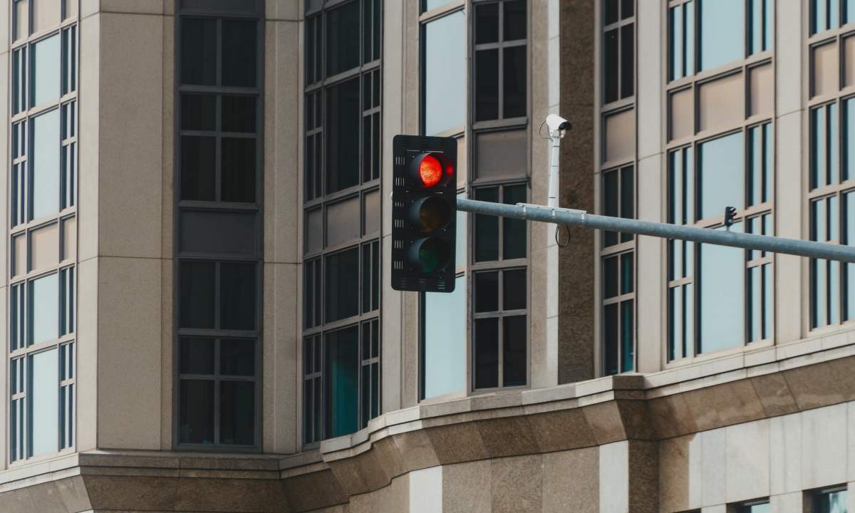 Semaforo, occhio a questo dettaglio | Pensi di poter passare ma parte la foto killer: feste natalizie rovinate