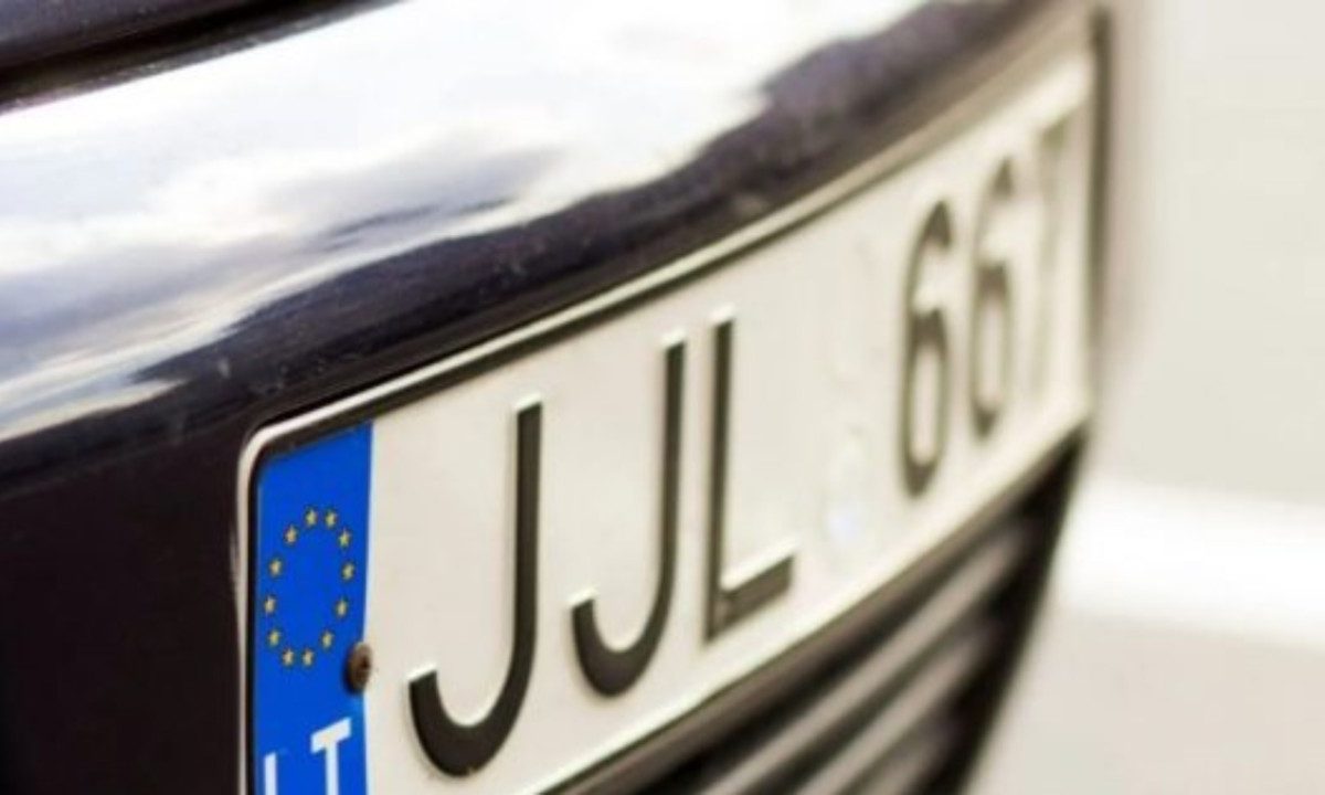 Targa auto, allarme in Italia: con una mossa sbagliata ti trattano da evasore | La scadenza nascosta che molti ignorano