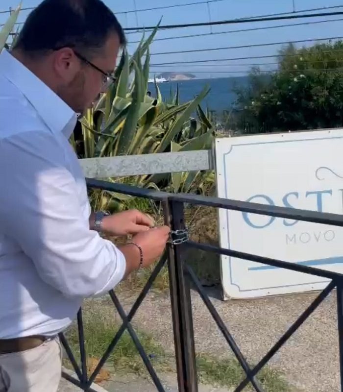 VIDEO/ Pericolo di morte a Lucrino: consigliere chiude col lucchetto una ringhiera trasformata in cancello