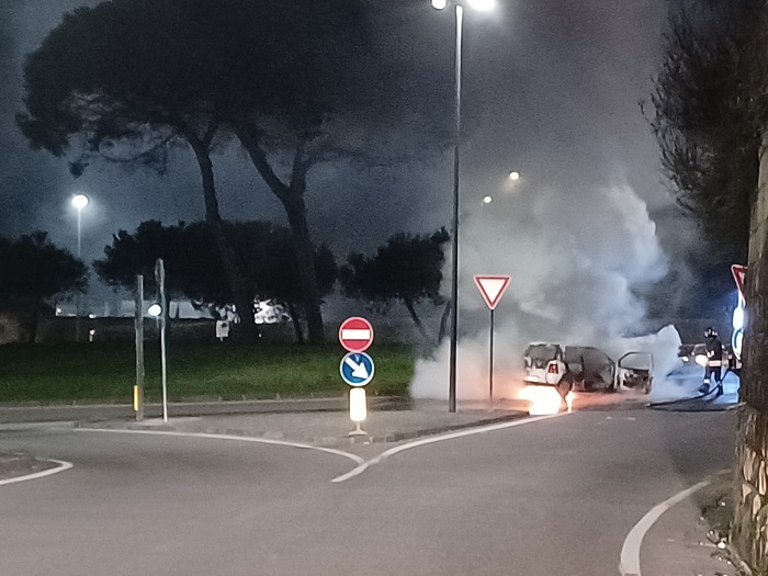 Auto incendiata blocca il traffico in tutta la città