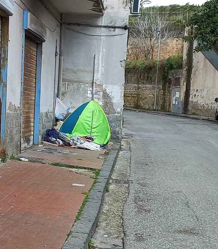 “Aiutateci ad aiutare questo senzatetto: è un pericolo per sé e per tutti noi!”