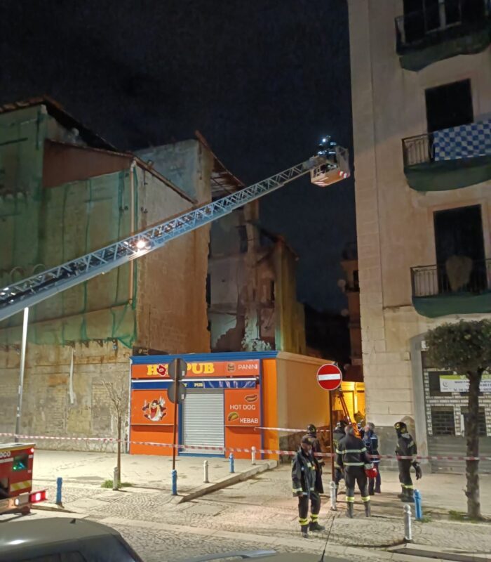 LE FOTO/ Crolla un’ala delle ex terme “La Salute”