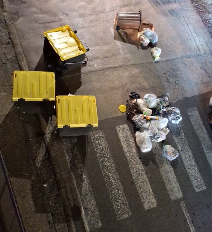 Fermato dai carabinieri l’uomo che nella notte ha sparpagliato i rifiuti per strada