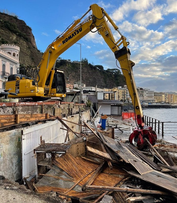 LE FOTO/ Abbattuti il bar e il lido “La Veronica”: erano abusivi