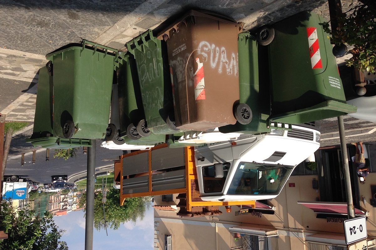 Vetro, plastica e carta: il Comune toglie i bidoni  ai commercianti e scoppia la polemica