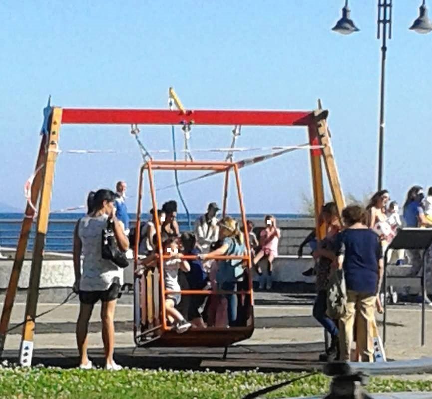 Via Napoli: l’altalena per i disabili è “invasa” anche con le transenne!