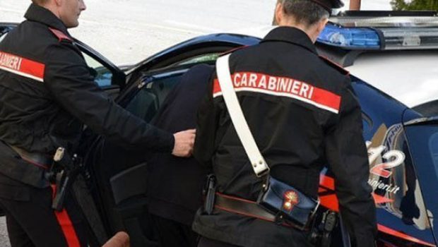 Rubavano nelle auto in sosta: due rom arrestati dai carabinieri