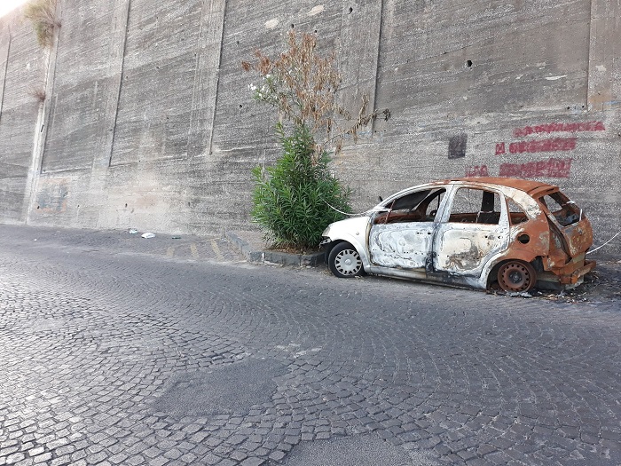 “Posto auto occupato così da sei mesi: vigili, polizia e carabinieri passano ma non vedono?”