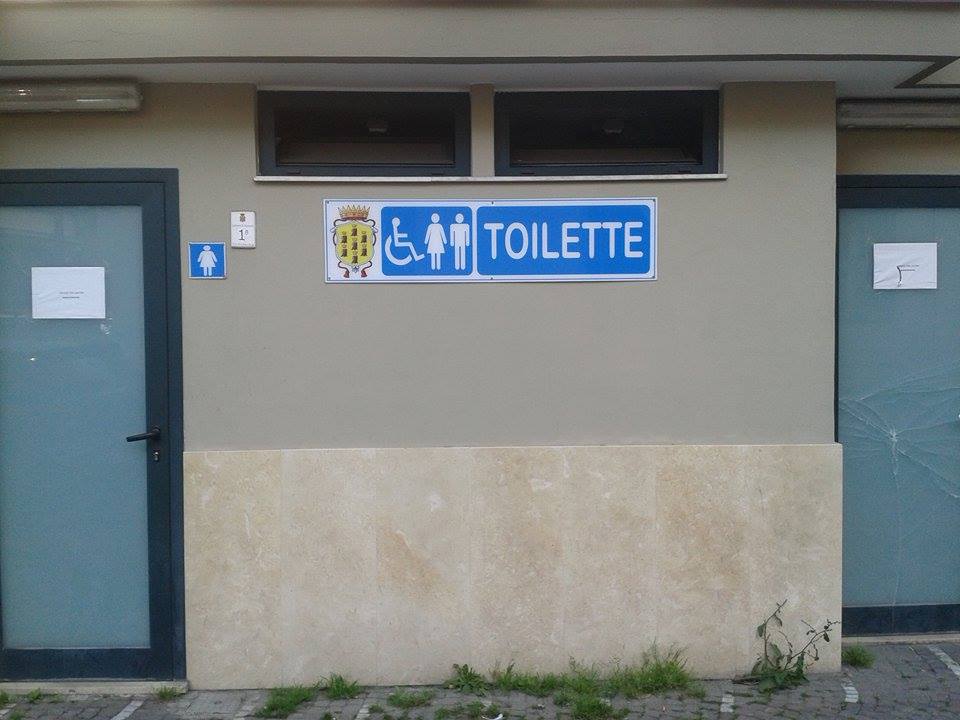 Bagni pubblici comunali, due su tre chiusi: ressa in quello dei disabili