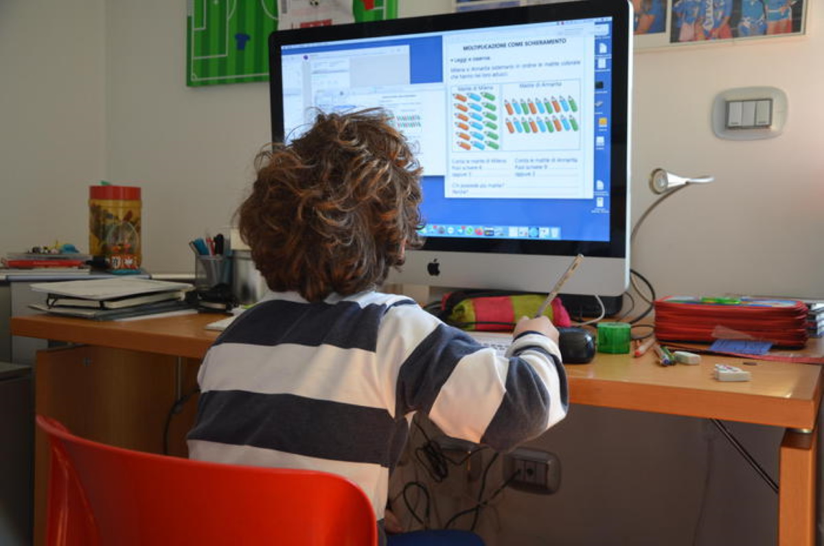 DAD per i bimbi fino a 7 anni: “Figliolia e i dirigenti scolastici non ascoltano noi genitori”