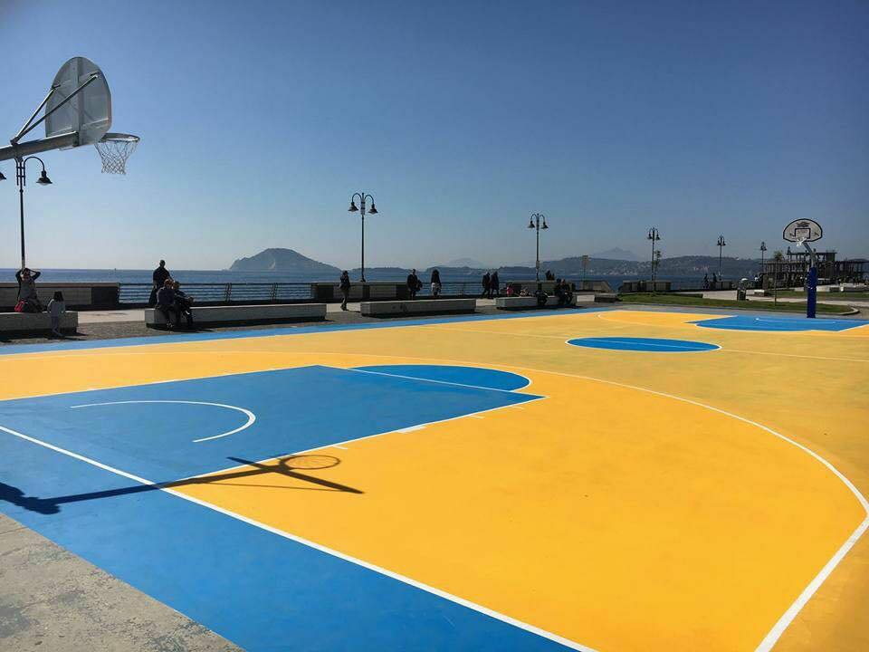 Risplende di gialloblu il “nuovo” campetto di basket a via Napoli: tutto pronto per la festa di domenica