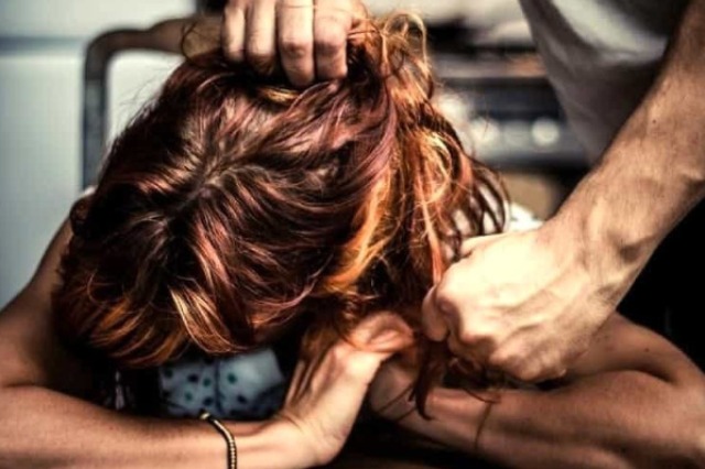 Picchia la compagna: arrestato dai carabinieri