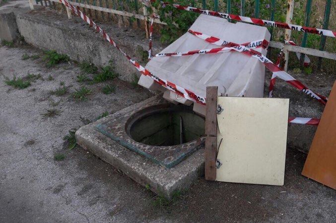 VIDEO/ Toiano, bimbo precipita in un tombino scoperto per entrare nel nuovo campo di basket