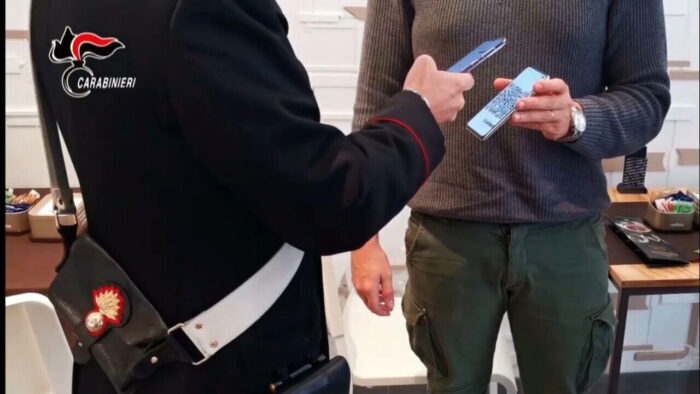 Positivo al Covid viola l’isolamento e va a passeggio per la città: denunciato dai carabinieri