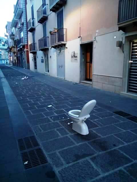 Il vero cesso è chi lo ha abbandonato lì…