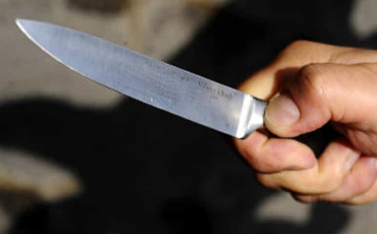 L’ex compagna tenta di accoltellarlo: 34enne di Pozzuoli si ferisce per disarmarla