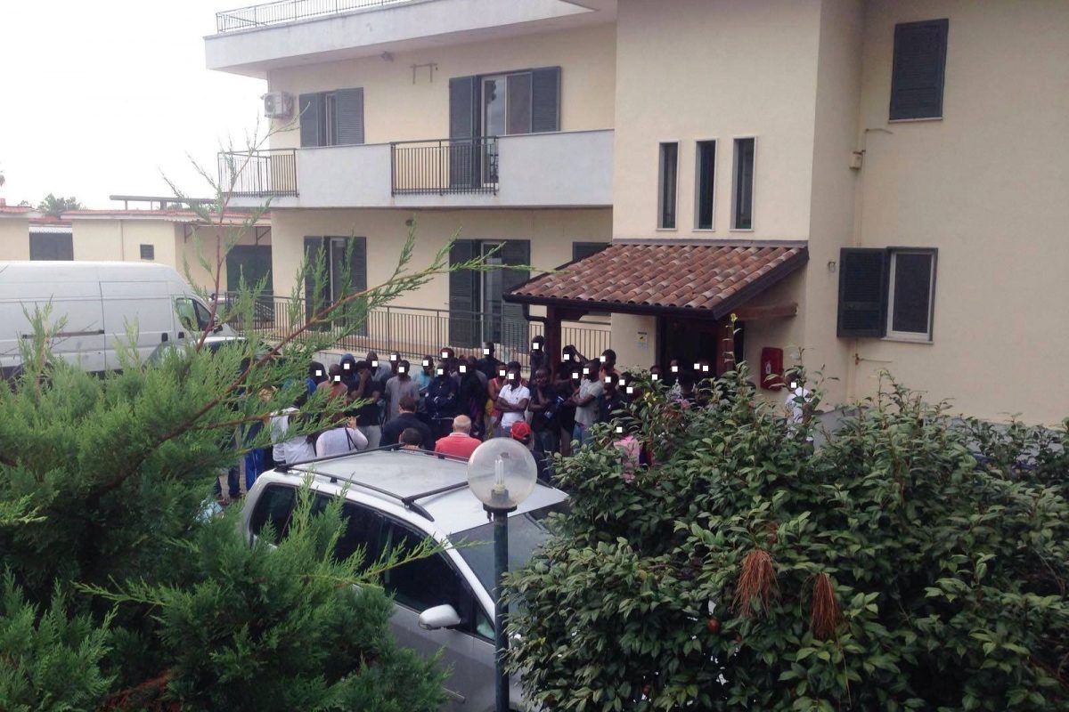 Profughi in un parco di Licola: quattro associazioni minacciano le barricate