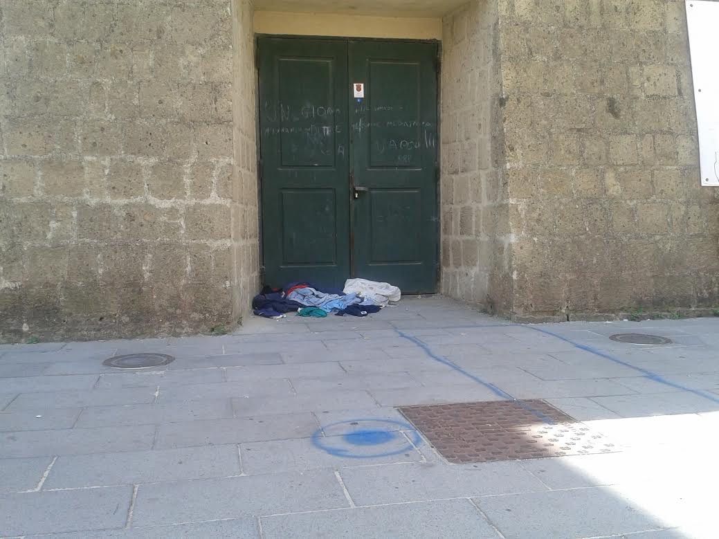 Strisce blu anche nella piazzetta…ma per giocare a pallone!