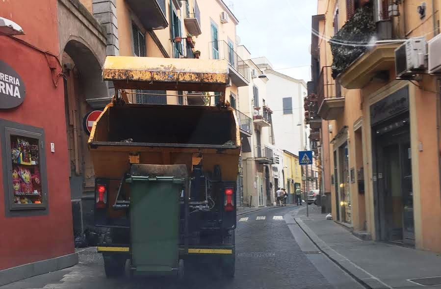 Camioncino dei rifiuti sul marciapiede nuovo? Fatto!